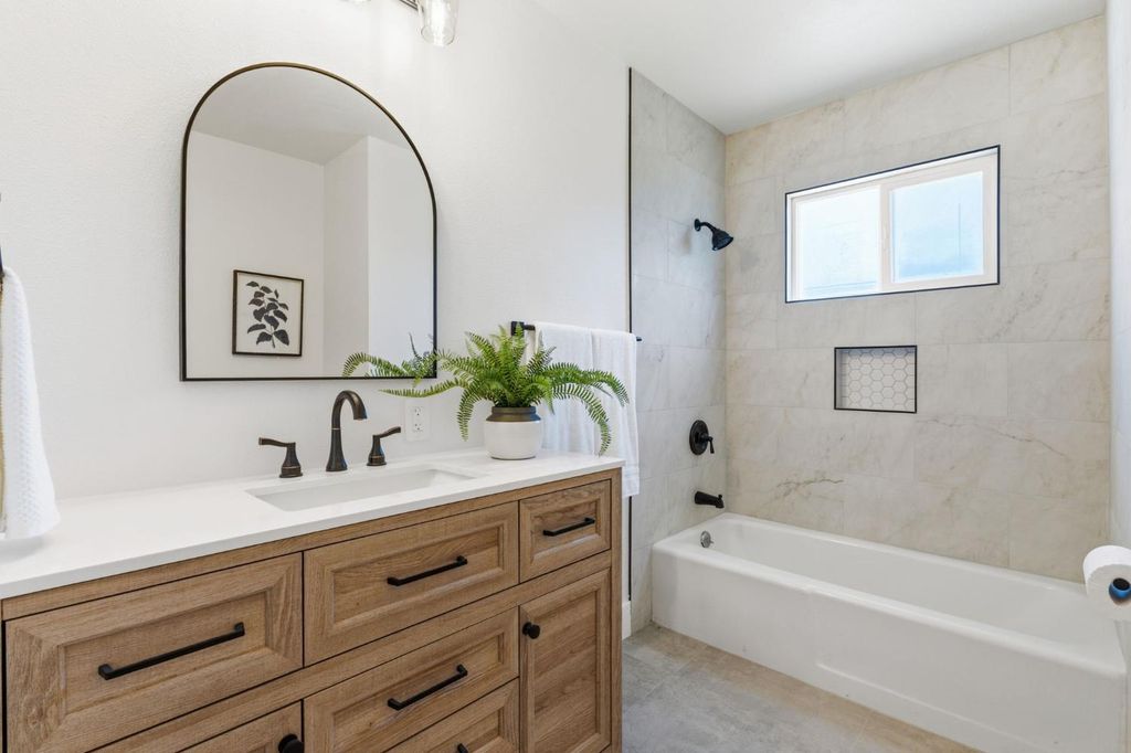 Image 20 of property listing at 4874 E Clinton, Fresno, CA 93726