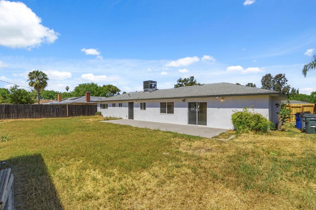 Image 27 of property listing at 4874 E Clinton, Fresno, CA 93726