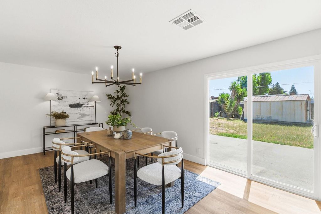 Image 4 of property listing at 4874 E Clinton, Fresno, CA 93726