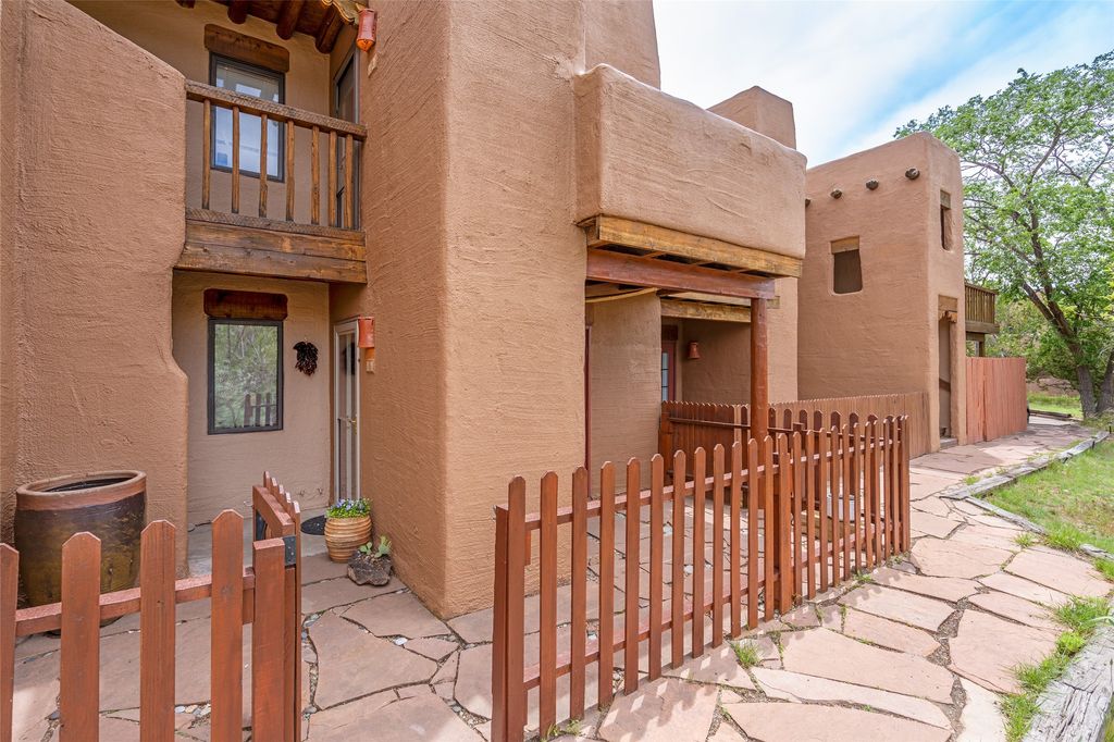 2600 Zia L-11, Santa Fe, NM 87507