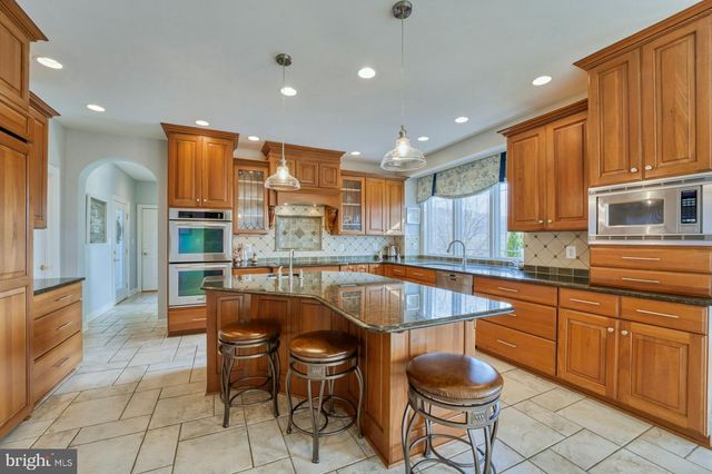 12060 CATOCTIN FARM LN, Lovettsville, VA 20180