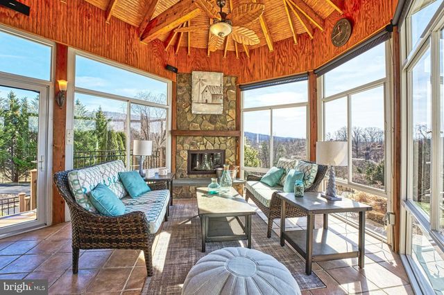 12060 CATOCTIN FARM LN, Lovettsville, VA 20180