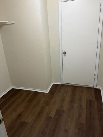 121 Hunters Trail, Red Oak, TX 75154