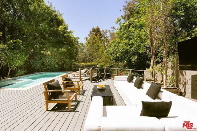 2753 La Cuesta Drive, Los Angeles, CA 90046