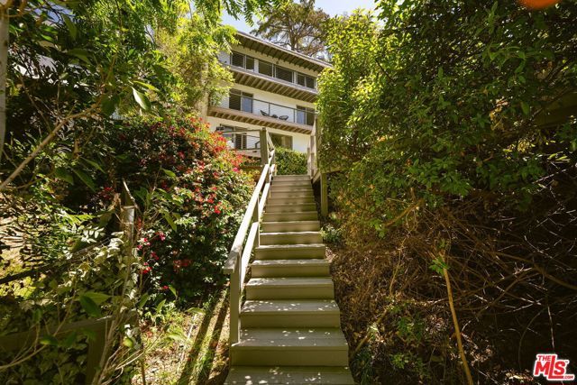 2753 La Cuesta Drive, Los Angeles, CA 90046