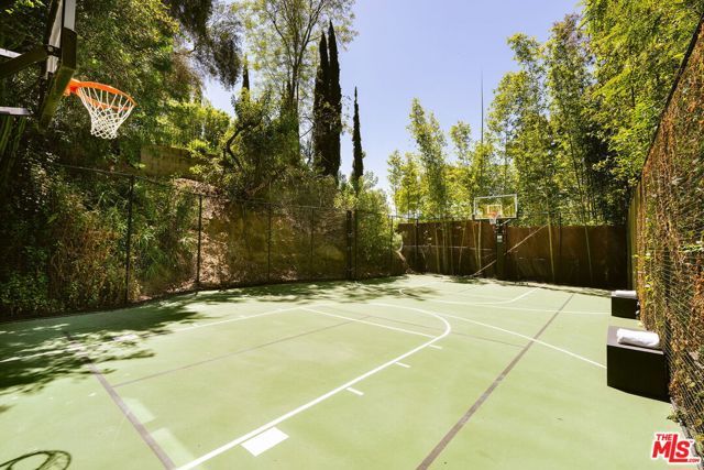 2753 La Cuesta Drive, Los Angeles, CA 90046