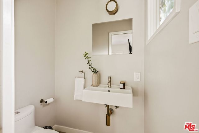 2753 La Cuesta Drive, Los Angeles, CA 90046