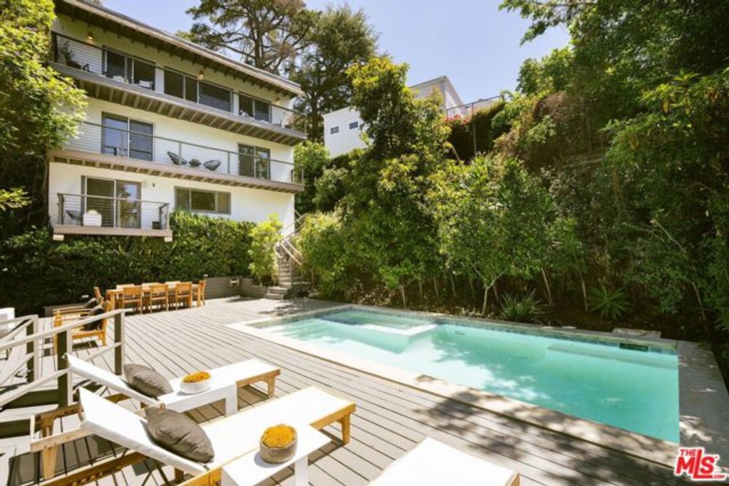 2753 La Cuesta Drive, Los Angeles, CA 90046