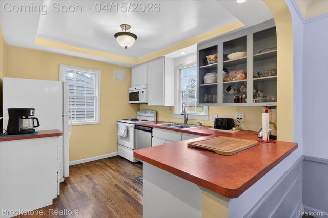 1802 W Farnum Avenue, Royal Oak, MI 48067