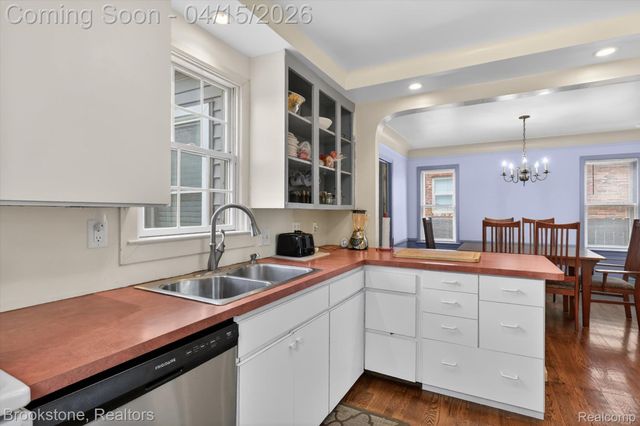 1802 W Farnum Avenue, Royal Oak, MI 48067