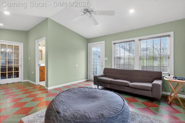 1802 W Farnum Avenue, Royal Oak, MI 48067