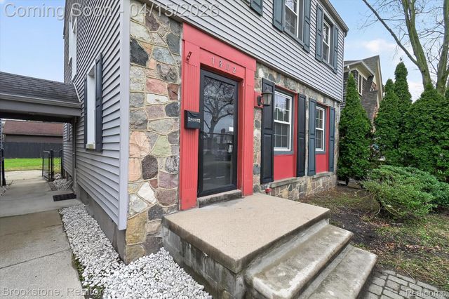 1802 W Farnum Avenue, Royal Oak, MI 48067