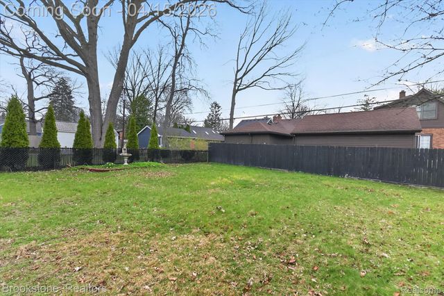 1802 W Farnum Avenue, Royal Oak, MI 48067