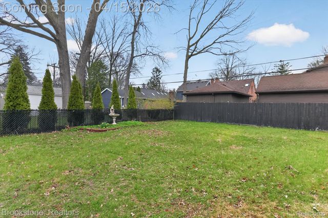 1802 W Farnum Avenue, Royal Oak, MI 48067