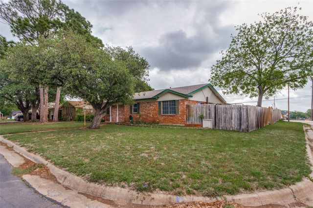 209 Teeter Drive, Crowley, TX 76036
