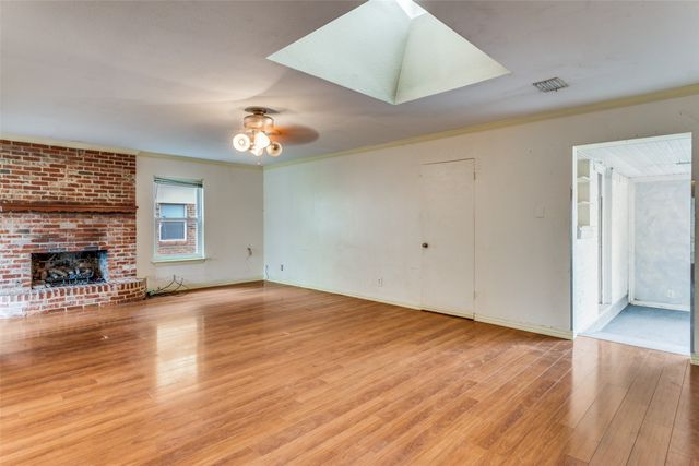 209 Teeter Drive, Crowley, TX 76036