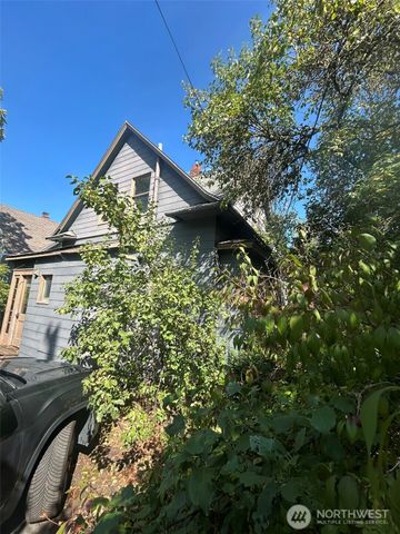 5247 Brooklyn Avenue NE, Seattle, WA 98105