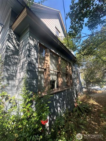 5247 Brooklyn Avenue NE, Seattle, WA 98105