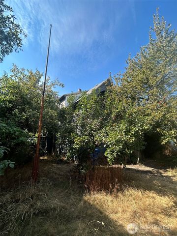 5247 Brooklyn Avenue NE, Seattle, WA 98105