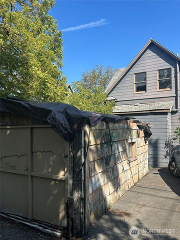 5247 Brooklyn Avenue NE, Seattle, WA 98105