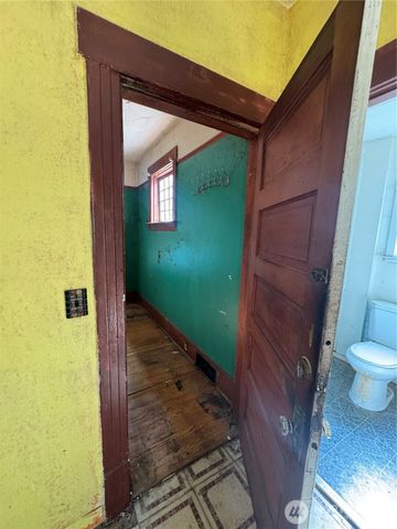 5247 Brooklyn Avenue NE, Seattle, WA 98105