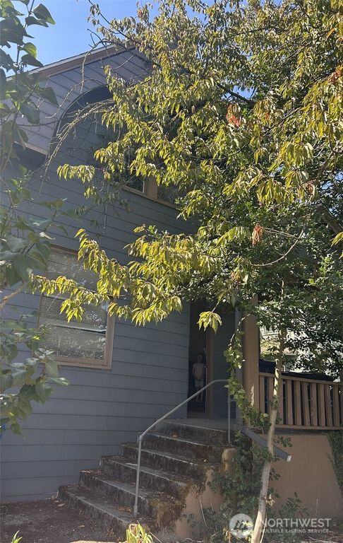5247 Brooklyn Avenue NE, Seattle, WA 98105