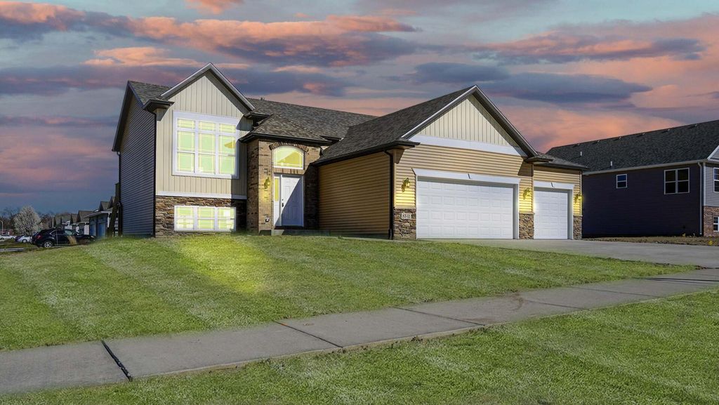 8240 DYLAN Drive, Merrillville, IN 46410