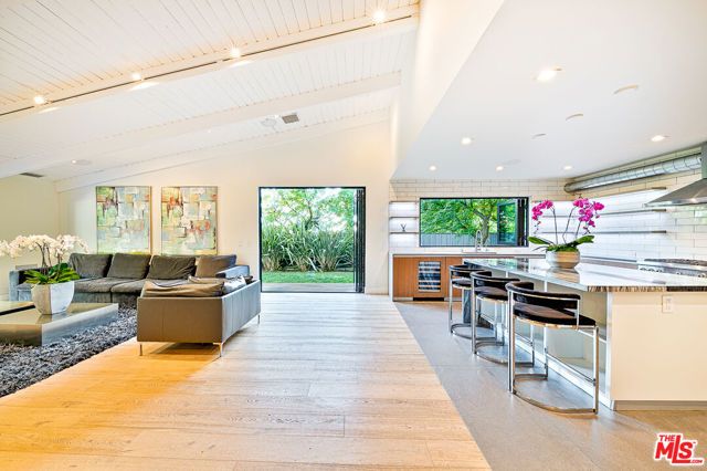 9038 MEREDITH Place, Beverly Hills, CA 90210