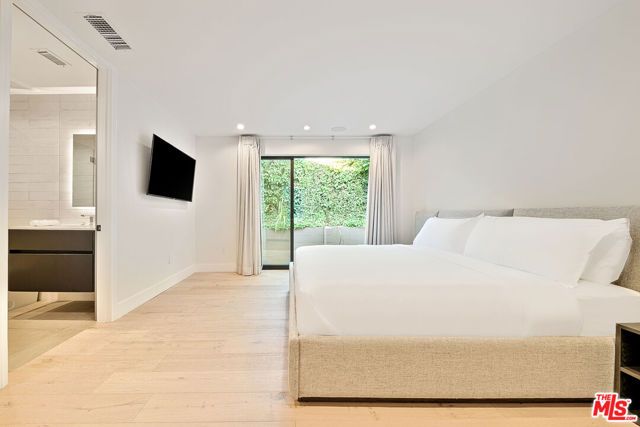 9038 MEREDITH Place, Beverly Hills, CA 90210