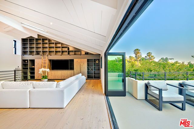 9038 MEREDITH Place, Beverly Hills, CA 90210