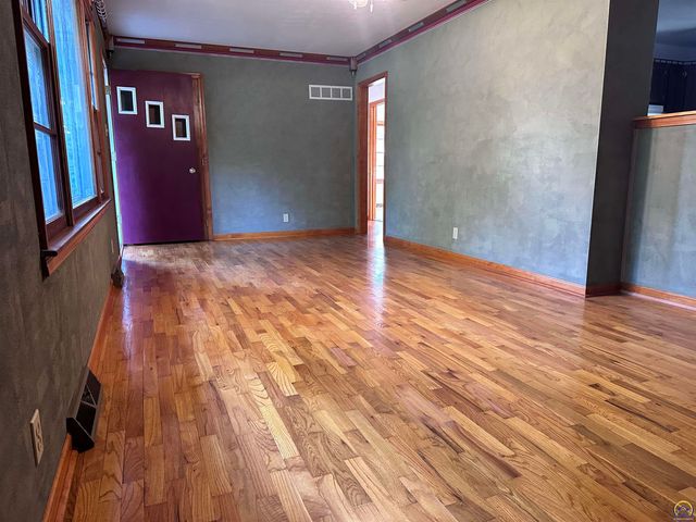 1105 NW Sunset LN, Topeka, KS 66618