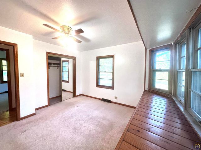 1105 NW Sunset LN, Topeka, KS 66618