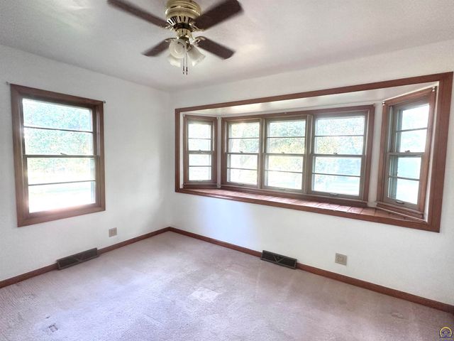 1105 NW Sunset LN, Topeka, KS 66618