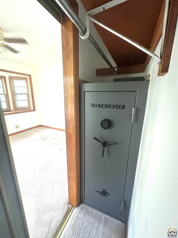 1105 NW Sunset LN, Topeka, KS 66618