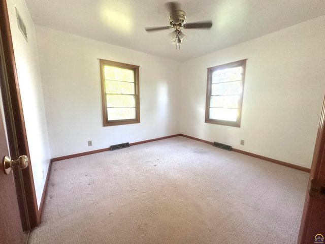 1105 NW Sunset LN, Topeka, KS 66618