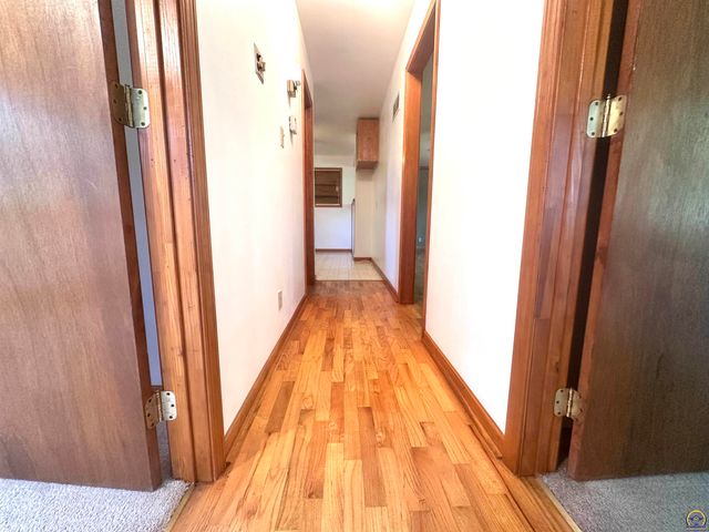 1105 NW Sunset LN, Topeka, KS 66618