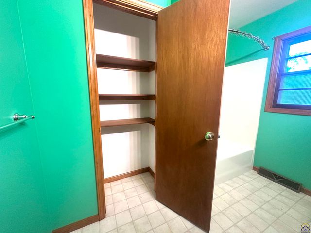 1105 NW Sunset LN, Topeka, KS 66618