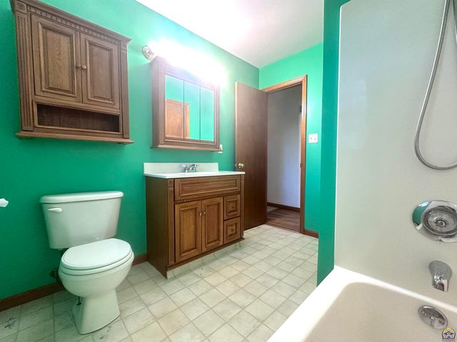 1105 NW Sunset LN, Topeka, KS 66618