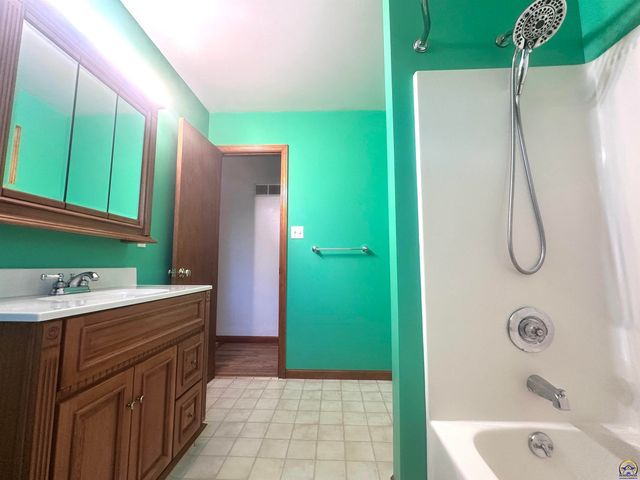 1105 NW Sunset LN, Topeka, KS 66618