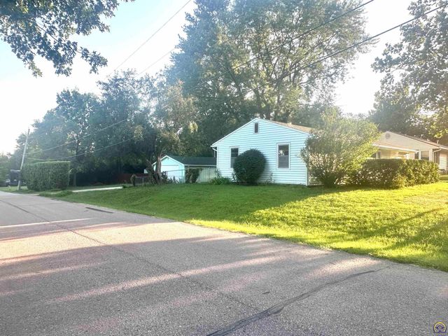 1105 NW Sunset LN, Topeka, KS 66618