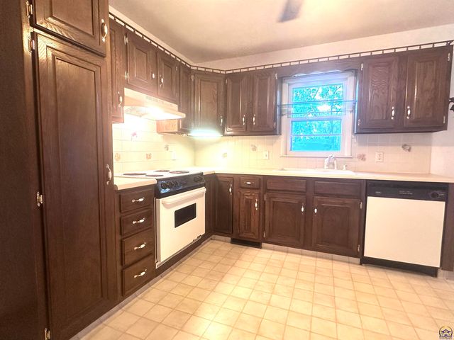 1105 NW Sunset LN, Topeka, KS 66618