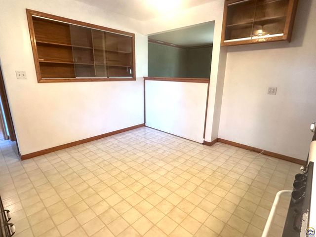 1105 NW Sunset LN, Topeka, KS 66618