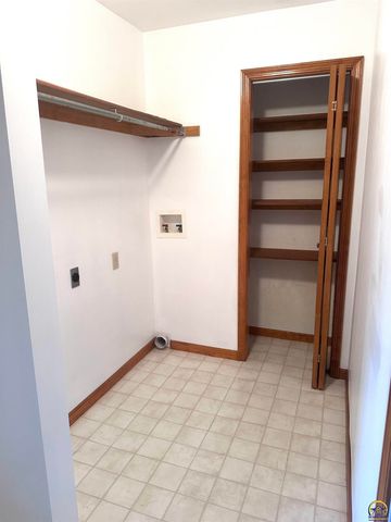 1105 NW Sunset LN, Topeka, KS 66618