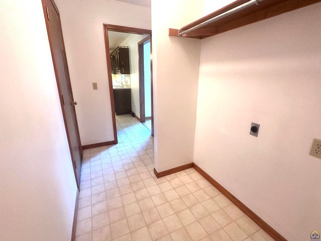 1105 NW Sunset LN, Topeka, KS 66618