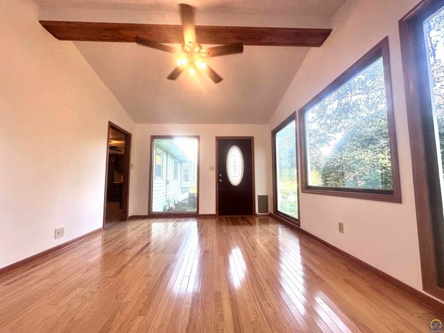 1105 NW Sunset LN, Topeka, KS 66618