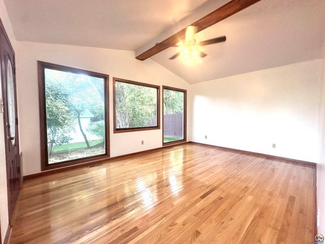 1105 NW Sunset LN, Topeka, KS 66618