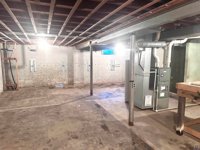 1105 NW Sunset LN, Topeka, KS 66618