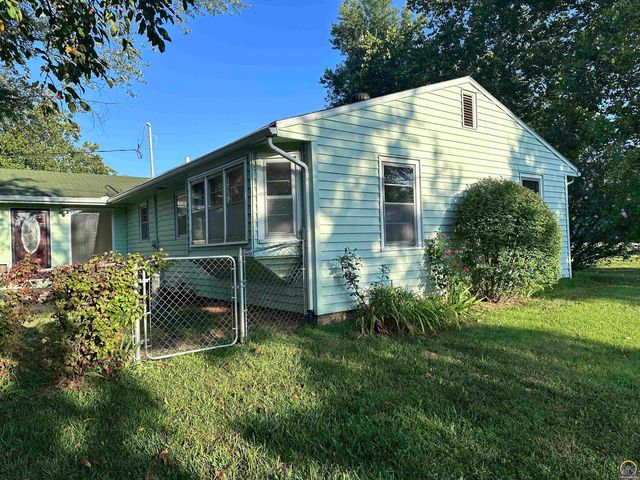 1105 NW Sunset LN, Topeka, KS 66618