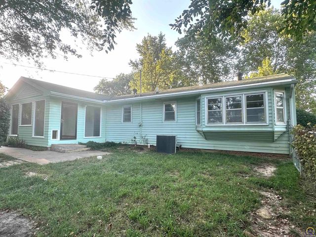 1105 NW Sunset LN, Topeka, KS 66618