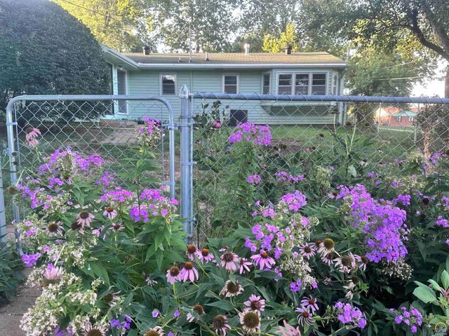 1105 NW Sunset LN, Topeka, KS 66618